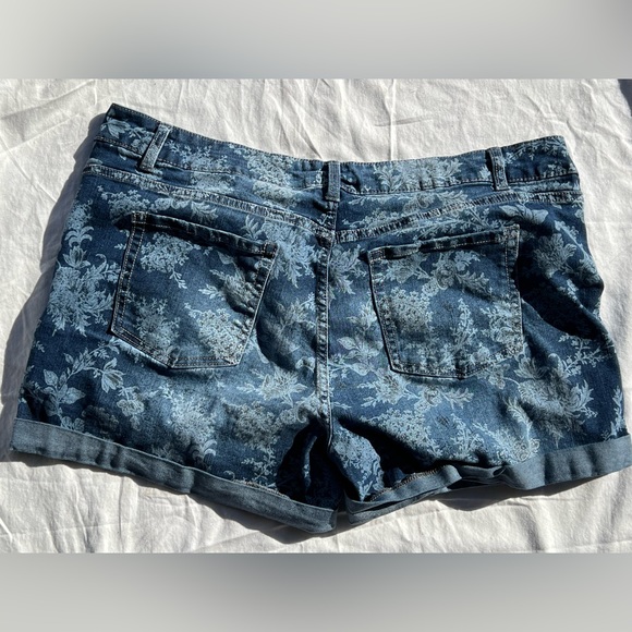 Time and Tru, Floral Denim shorts size 20 - Picture 4 of 4